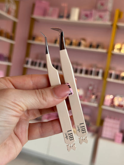 It Girl Cream Tweezers  ✨