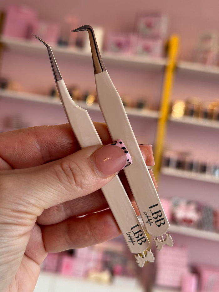 It Girl Cream Tweezers  ✨