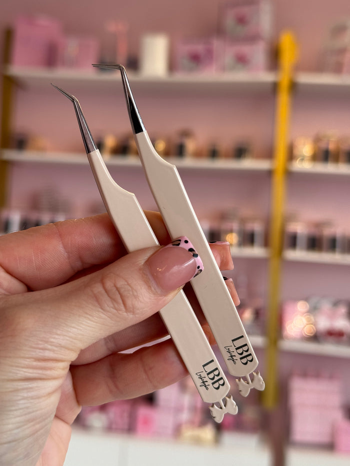 It Girl Cream Tweezers  ✨