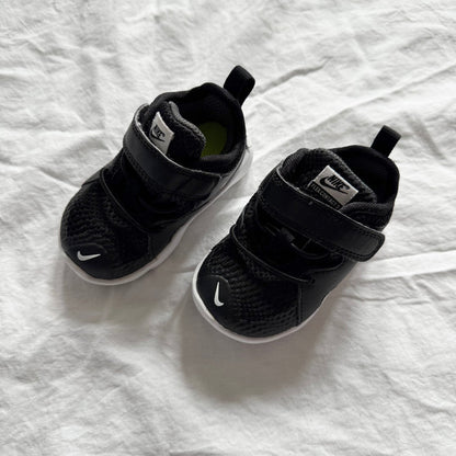 Nike / Running Shoes / US4