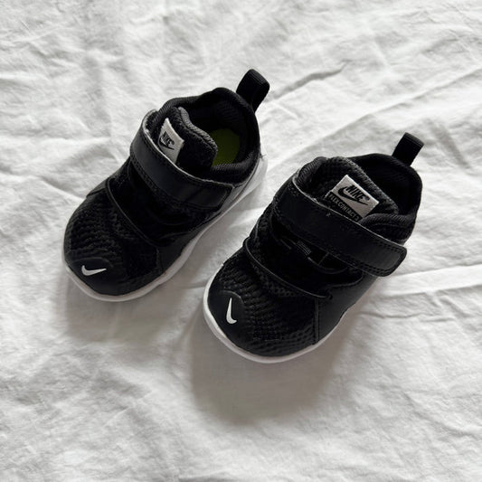 Nike / Running Shoes / US4