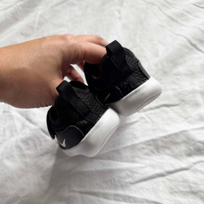 Nike / Running Shoes / US4